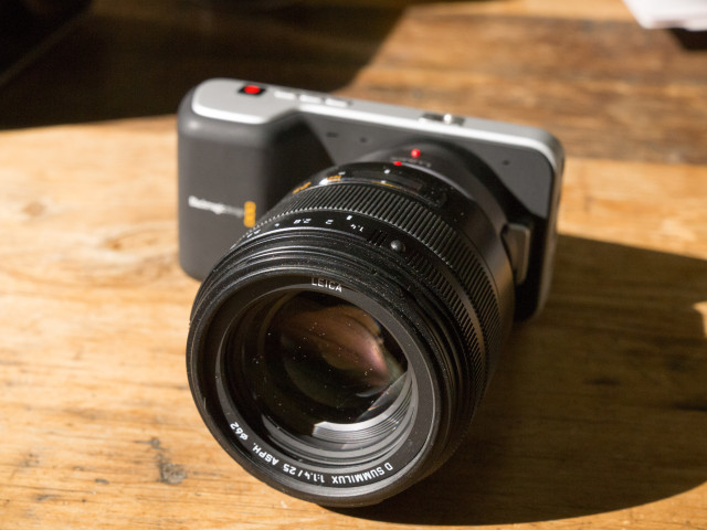 使用m4/3轉接環的PanaLeica 25mm F1.4鏡頭,目前無法使用,但不久之後應該就可以了。